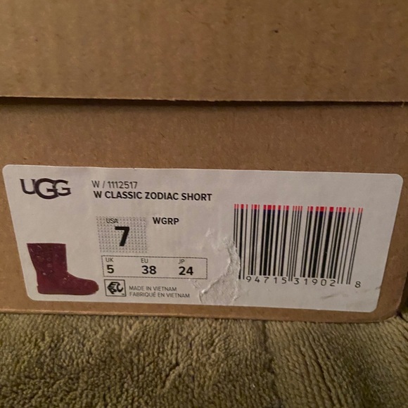 NIB-Ugg Grape Zodiac Short Suede Sheepskin Boots - Picture 15 of 16
